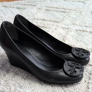 Gorgeous Tory Burch Black Leather Logo Round-Toe Wedge Pumps
